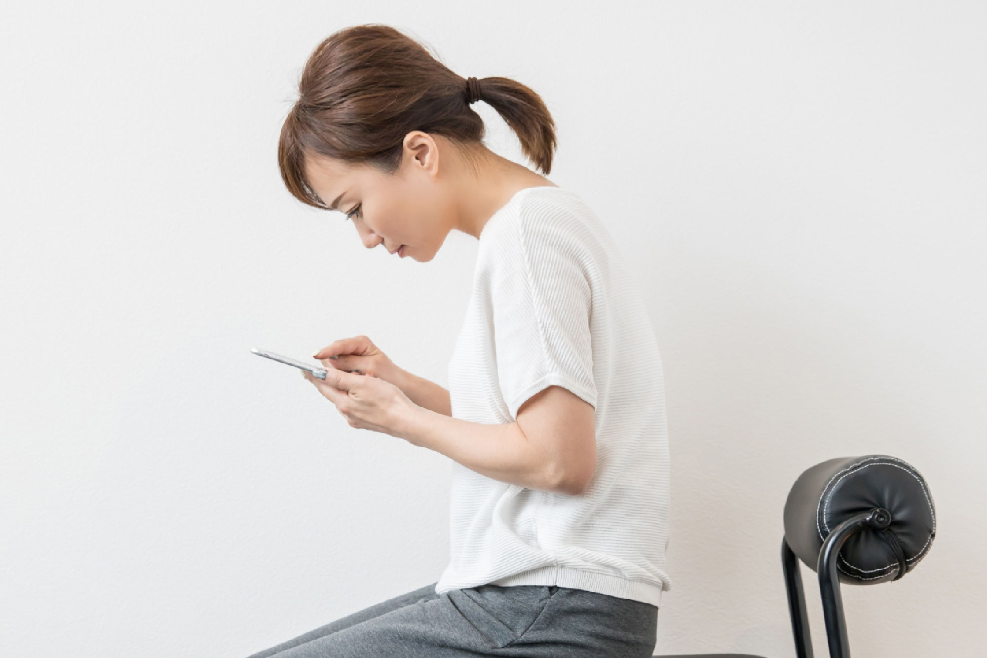スマホによる猫背姿勢のイメージ|甲賀市