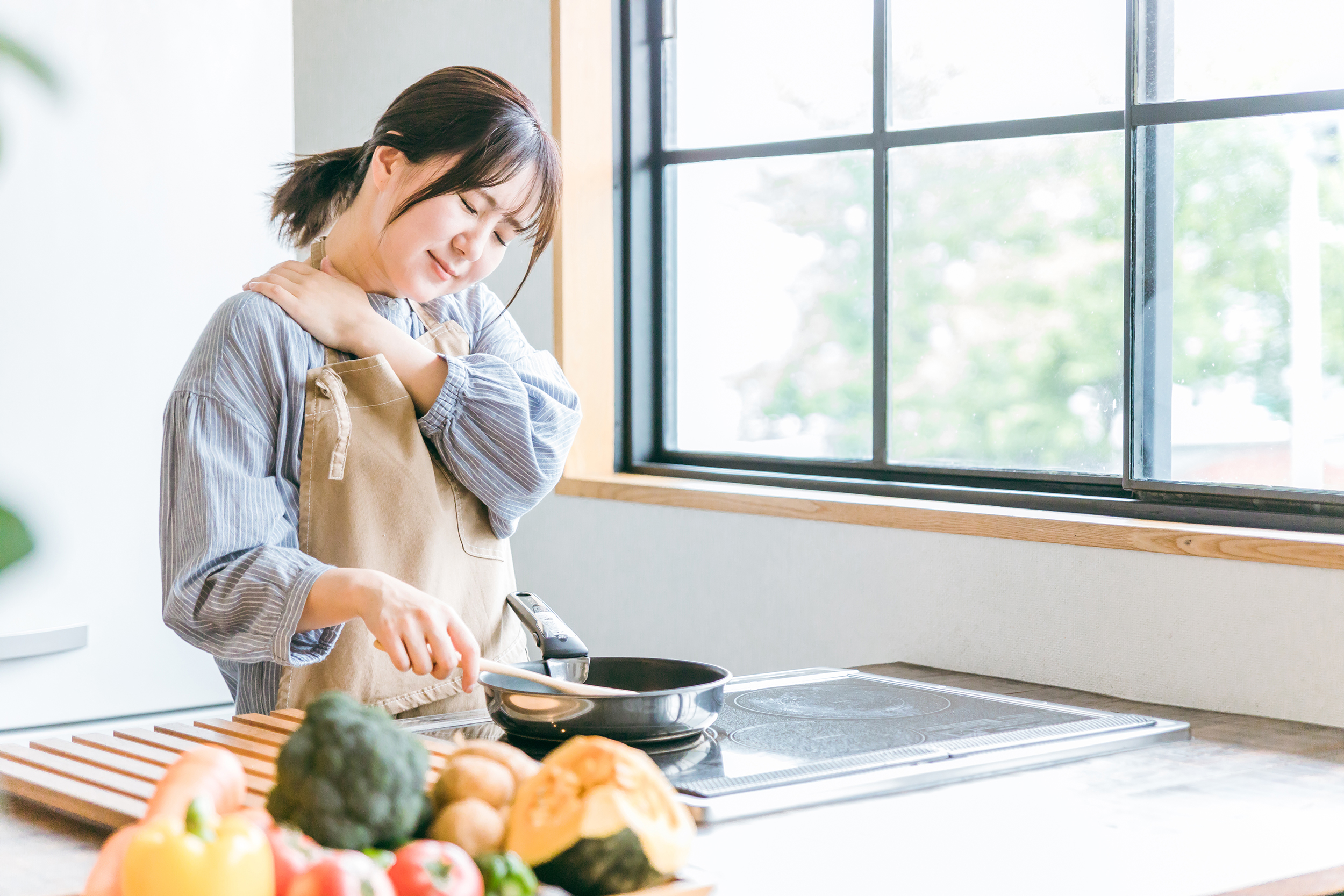 猫背による肩こりや首こりのイメージ|甲賀市