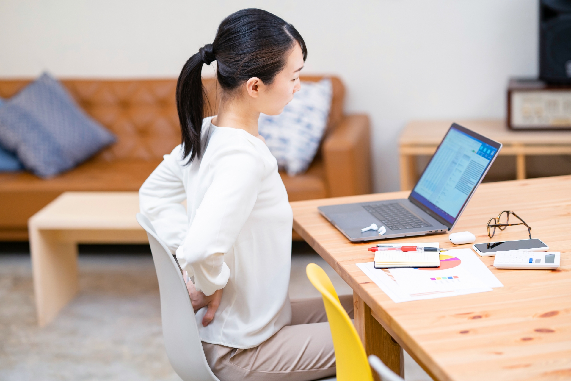 デスクワークによる腰痛イメージ|甲賀市