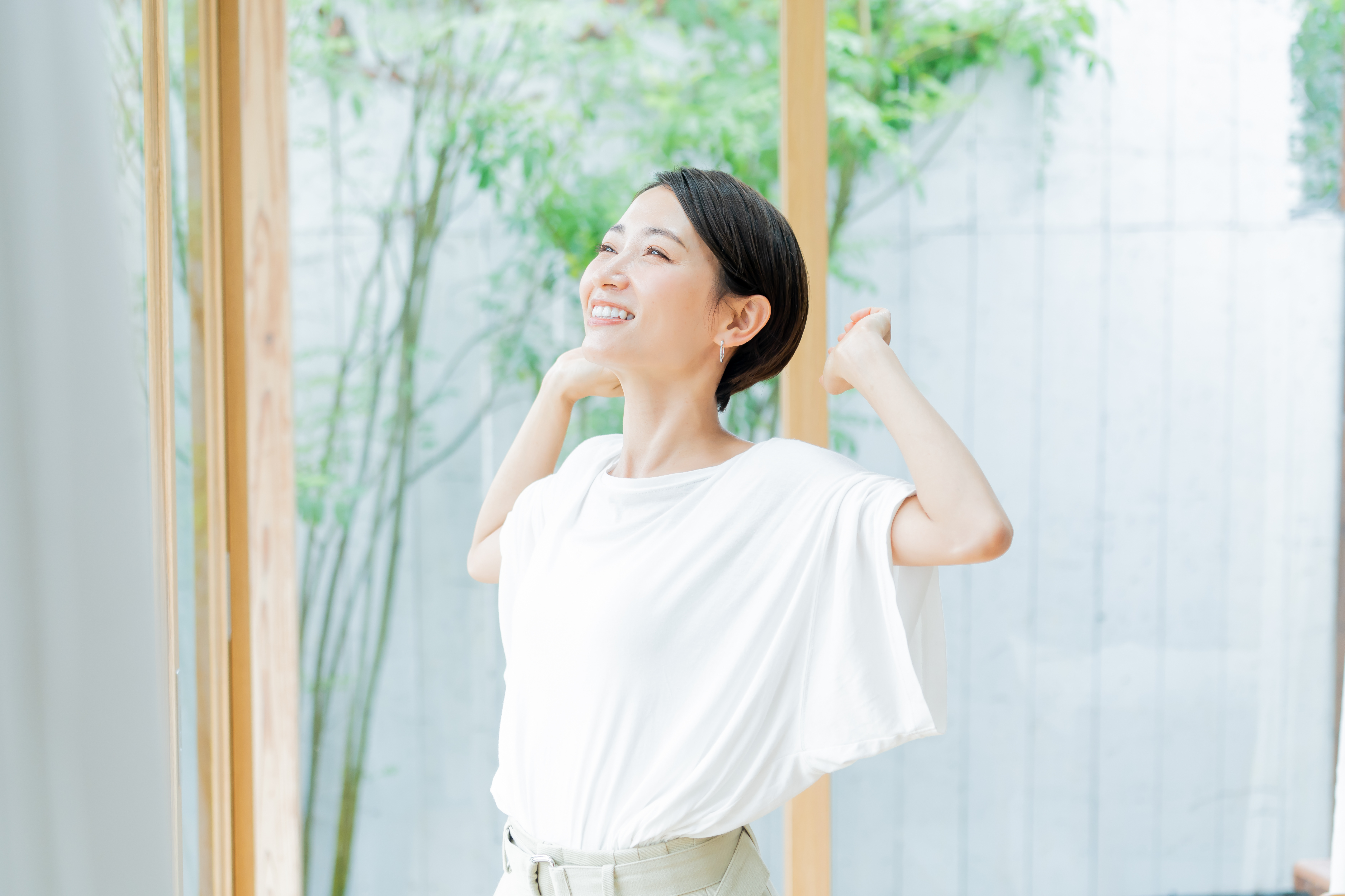 猫背改善で姿勢が整った女性のイメージ|甲賀市