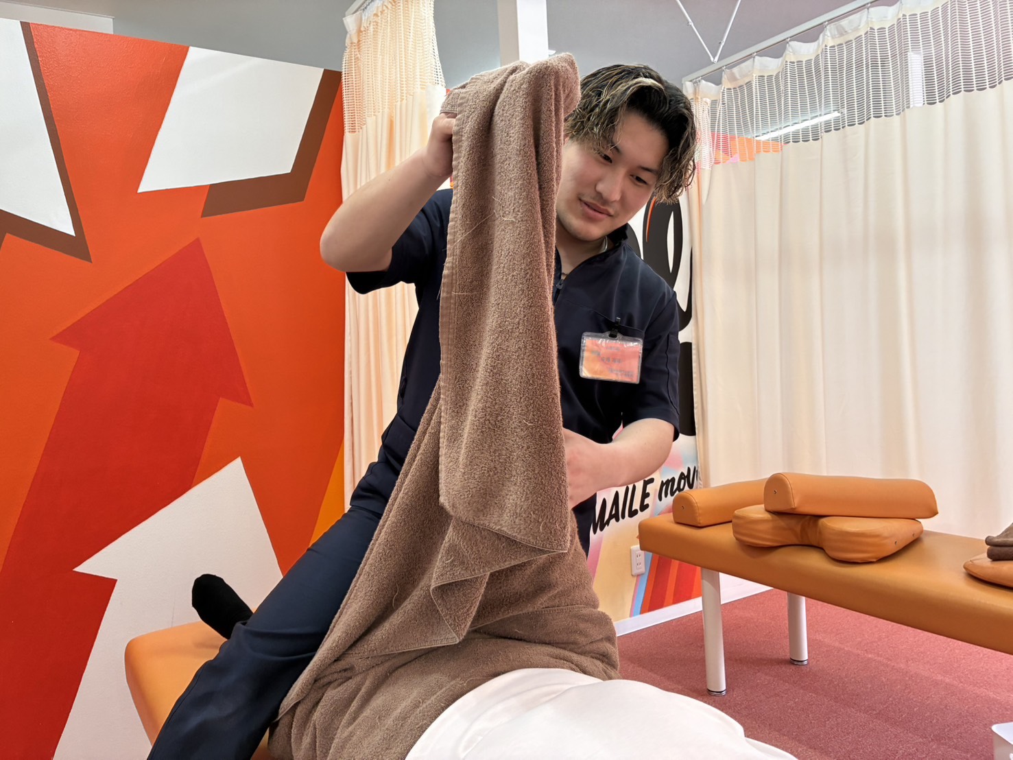 腰痛ストレッチ風景|甲賀市