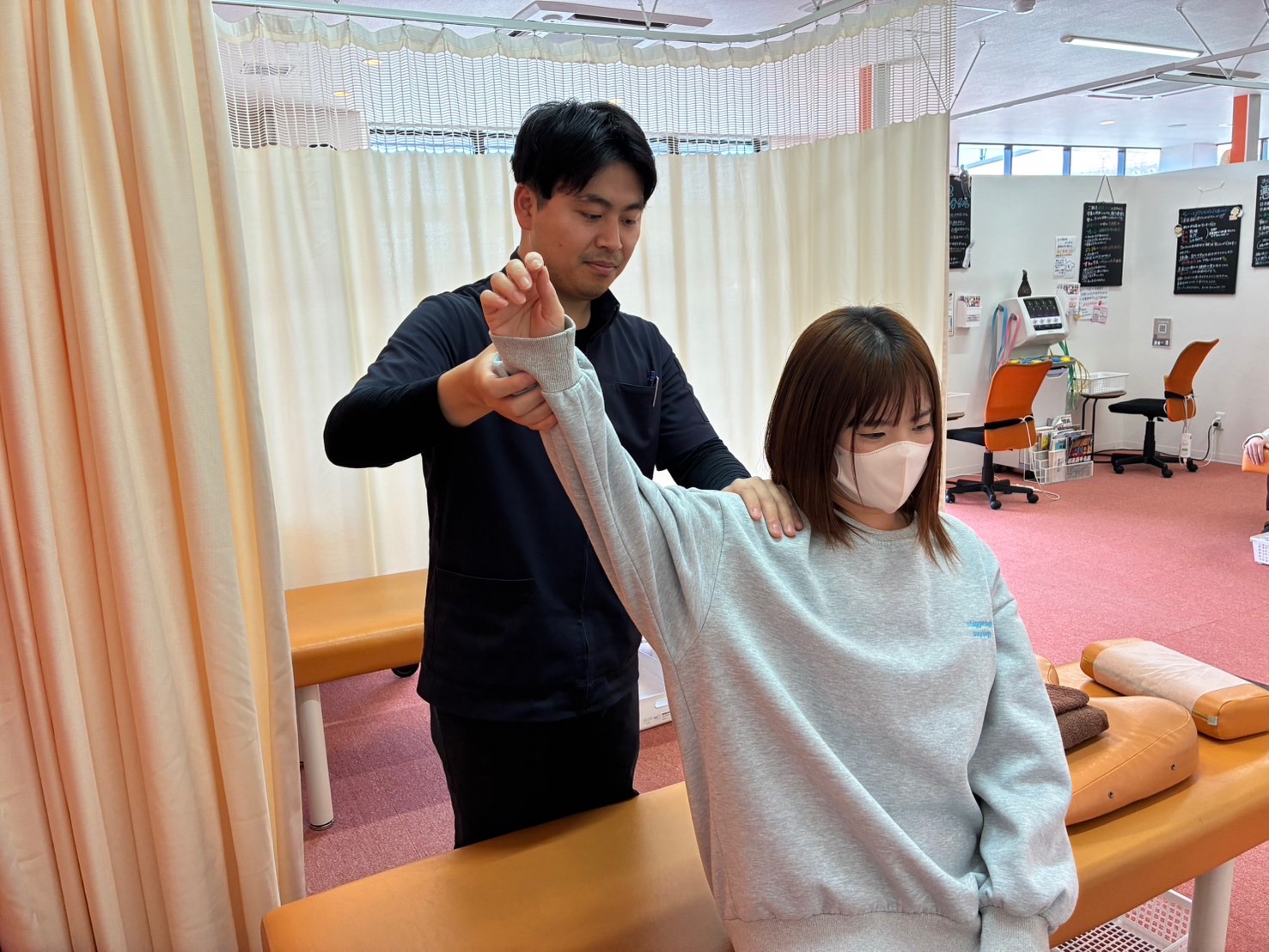 甲賀水口院で四十肩・五十肩の可動域を検査する様子