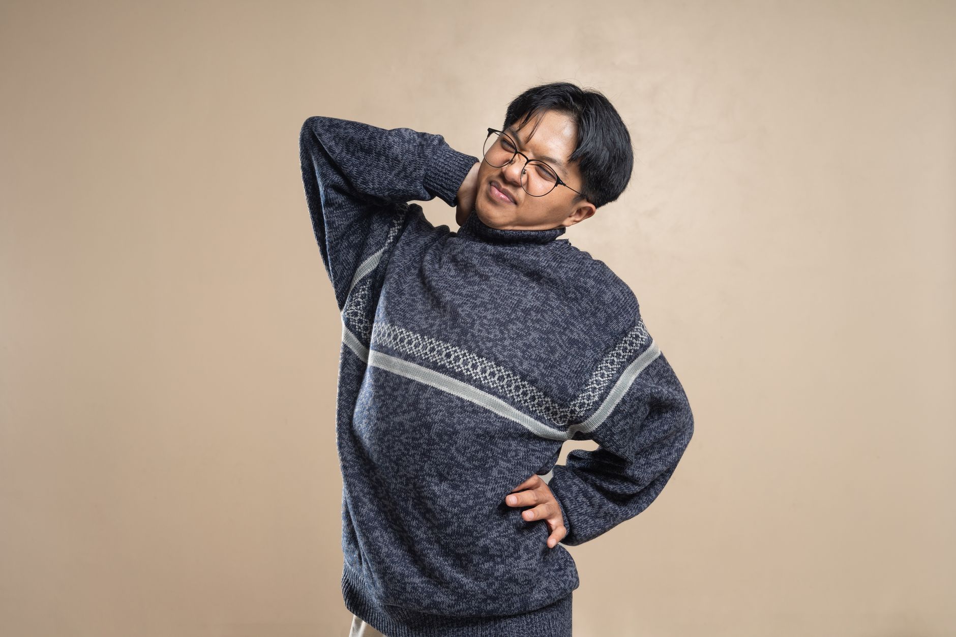甲賀市で庭仕事をしながら肩を気にする女性のイメージ