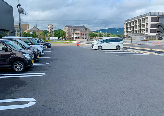 施設内共有駐車場24台